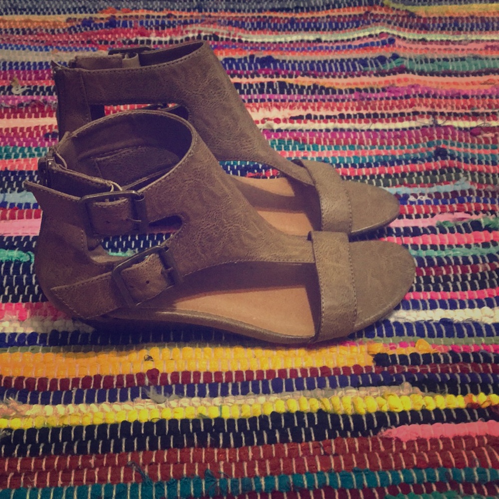 Sandals with very short heel